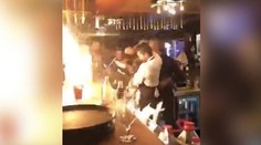 VIDEO: Ohňová šou v tureckej reštaurácii sa vymkla kontrole. Dvaja Česi sú medzi popálenými
