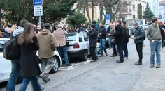 Slováci protestujú pred ruskou ambasádou. Majú pre Putina odkaz