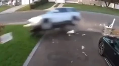 VIDEO: Opitá matka preletela s autom a zdemolovala časť domu. Vo vozidle sedeli tri malé deti