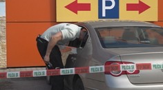 Ďalšie dieťa zavreté v aute: Rodičia boli na nákupoch, zachránili ho náhodní okoloidúci