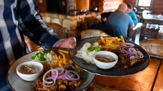 SNS prichádza s novinkou: Tringelty pre čašníkov chcú oslobodiť od daní