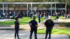 Žena začala strieľať v kostole v Houstone, policajti ju zabili