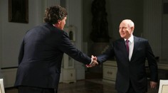 Víťazstvo propagandy, takto umierajú demokracie. Západ reaguje na Putinov rozhovor s americkým novinárom