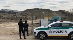 Veľká policajná razia: Pod obchvat Bratislavy sa má údajne voziť kontaminovaná zemina