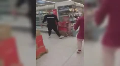 VIDEO: Hromadná potýčka v Tescu. Pustili sa do seba dve znepriatelené rodiny
