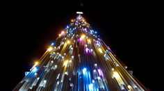 FOTO: Fantázii sa medze nekladú. Svetové metropoly rozžiarili netradičné vianočné stromčeky