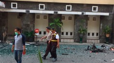 Matka sa odpálila s dcérami, otec zabíjal so synmi. Na indonézske kostoly útočila rodina