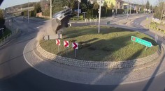 Nehoda ako z akčného filmu. Poliaka katapultoval kruhový objazd a pristál na cintoríne