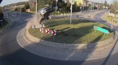 Nehoda ako z akčného filmu. Poliaka katapultoval kruhový objazd a pristál na cintoríne
