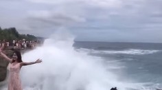 Pre dokonalú fotografiu urobia niektorí všetko. Turistku tak zmietla veľká vlna