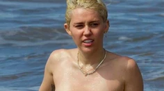Vôbec nie je sexy. Miley Cyrus vyvádzala v mori hore bez