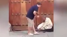 Krásne gesto. Muž daroval značkové tenisky bezdomovcovi a odišiel bosý