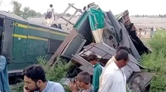 Pri zrážke vlakov v Pakistane zomrelo najmenej 32 ľudí