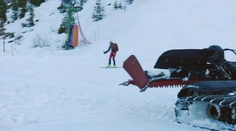 Skialpinisti riskujú svoje životy a hrozia kolízie s ratrakmi. Po zotmení nemajú čo na svahu robiť