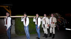 FOTO: Mládenec zo Selca tajne postavil s kamarátmi máj pred dom snúbenice