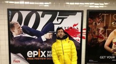 Pretlak násilia vo filmoch: Muž naň upozorňuje originálnymi fotografiami