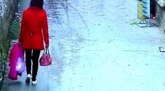 Porodila dieťa, zabalila ho do tašky a pohodila na ulici. Všetko zachytila kamera