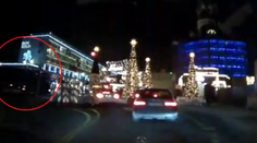 Kamera zachytila moment, keď kamión vpálil na vianočné trhy