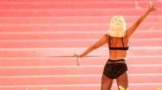 Stará dobrá Lady Gaga je späť. Vyzliekla sa pred davom ľudí