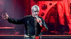 Proti frontmanovi skupiny Rammstein protestovali stovky ľudí