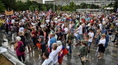 Pred Úradom vlády ľudia opäť protestovali, v stredu chcú zablokovať hranice