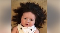 Nie, nemá parochňu. Takéto vlasaté dieťa ste ešte nevideli