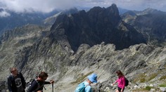 V Tatrách zahynul turista po páde do priepasti. Na túru vyrazil v teniskách a tričku