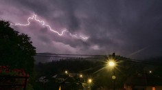 Na väčšine Slovenska bude pršať, niekde hrozia aj búrky či povodne