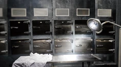 Seniorku chceli pochovať, no v márnici zistili, že ešte žije. Prípad rieši polícia