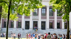 Obrovský škandál na univerzitách v USA. Prsty v tom má aj hollywoodska smotánka