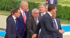 Potácajúcemu sa Junckerovi museli zo schodov pomáhať