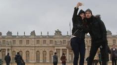 Uprostred parížskeho Versailles stojí socha obrej vagíny