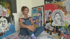 Svoje obrazy chcela vyhodiť a nechala ich pri kontajneroch. Teraz ich vystavuje na netradičných miestach