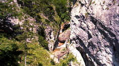 Padajúce skaly zabili v rakúskej rokline Slováka (†30)