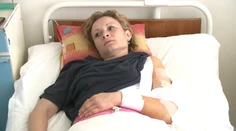 Čašníčka tvrdí, že ju takto zbil šéf. On to ale odmieta
