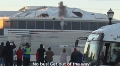 VIDEO: Televízia chcela nakrútiť demolíciu obrovského štadióna. Autobus to videl inak