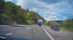 Vyčíňanie arogantného vodiča na videu. Predviedol hneď dva nebezpečné manévre