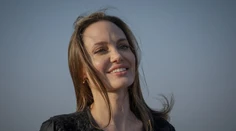 Angelina Jolie šla donaha. Zmyselné fotky kolujú internetom