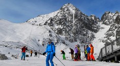 Lyžiarske strediská čoskoro otvoria zjazdovky. Pozrite si ceny skipasov