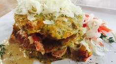 Bravčové ragout so slaninou, paprikou a hubami so zemiakovou haruľou