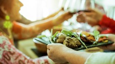 Smrtiaci obed pre svokrovcov. Žena mala pri varení použiť jedovaté huby, troch z hostí to zabilo