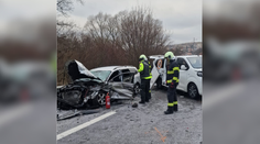 Tragická nehoda pri Handlovej, zrážka troch áut si vyžiadala jednu obeť