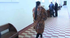 Nora Mojsejová na súde v našuchorenom kožuchu a dobrej nálade