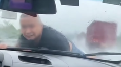 VIDEO: Žena "uniesla" exmanžela na kapote auta. Po 20 kilometroch ju zastavili policajti