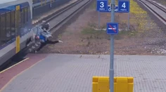 VIDEO: Tesne unikla smrti. Dievča pri prechode cez koľajnice zrazil vlak
