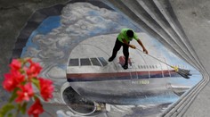 Stratený malajzijský boeing v poslednej fáze letu zrejme nikto nepilotoval