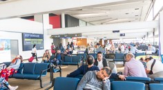 VIDEO: Behala po letisku len v Evinom rúchu. Nahá žena ľudí napádala i objímala