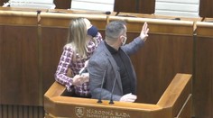 VIDEO: Suja sa mal v pléne ospravedlniť Benčíkovi, potýčku mal s Romanou Tabak