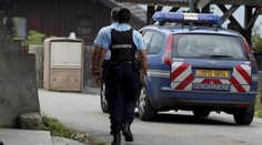 Muž v Paríži podrezal hrdlo otcovi a bratovi