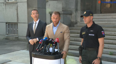 Výhražný e-mail o nastraženej bombe prišiel až na 270 škôl. Minister školstva má pre páchateľa odkaz